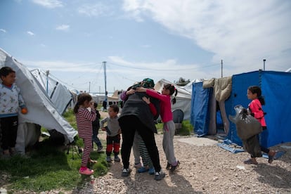 Várias crianças cumprimentam Haba, responsável pelo acampamento Al Roj.