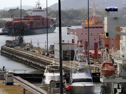 Un grupo de barcos transita por el canal de Panamá.