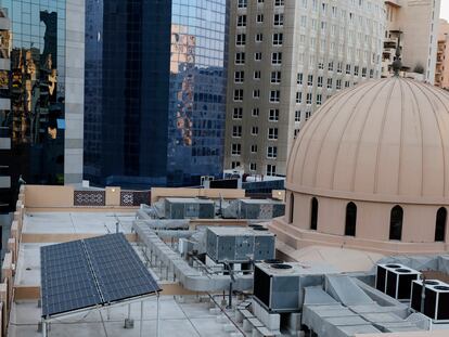 Paneles solares en el tejado de la mezquita Khalifa Al Tajer, en Dubái (Emiratos Árabes Unidos), que ha acogido la cumbre del clima COP28.