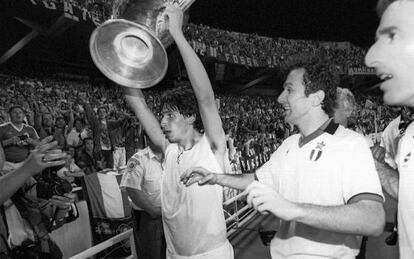 El Milan levanta la Copa, tras ganar al Barça en 1994.