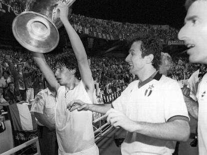 El Milan levanta la Copa, tras ganar al Barça en 1994.
