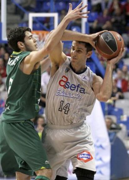 Abrines trata de impedir que De la Fuente dé un pase.