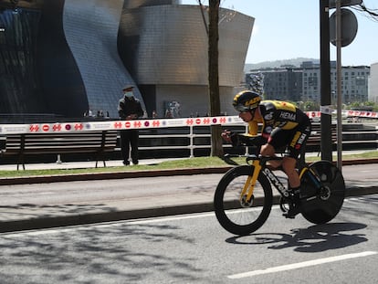 Roglic, este lunes a su paso por el museo Guggenheim durante la crono individual en el primer día de la Itzulia.