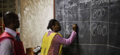 Recuento de votos en un colegio electoral de Mozambique.