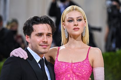 Brooklyn Beckham y Nicola Peltz, en la alfombra roja de la gala del Museo Metropolitano de Nueva York, en septiembre de 2021.