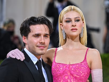 Brooklyn Beckham y Nicola Peltz, en la alfombra roja de la gala del Museo Metropolitano de Nueva York, en septiembre de 2021.