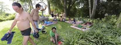 Miembros del SAT, en los jardines del palacio de Moratalla, antes de abandonarlo esta mañana.