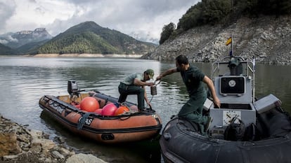 Integrantes de la unidad subacuática de los GEAS de la Guardia Civil en tareas de bússqueda de la pareja desaparecida en el pantano de Susqueda (Girona), en una imagen de archivo.