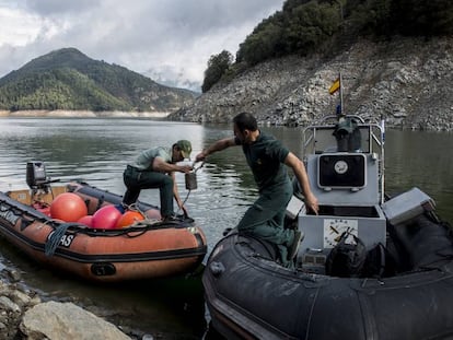 Integrantes de la unidad subacuática de los GEAS de la Guardia Civil en tareas de bússqueda de la pareja desaparecida en el pantano de Susqueda (Girona), en una imagen de archivo.