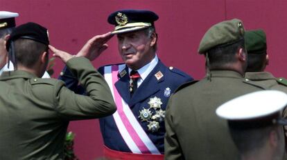 El rey Juan Carlos saluda a los militares en los actos del D&iacute;a de las Fuerzas Armadas en junio de 2001 en Almer&iacute;a.