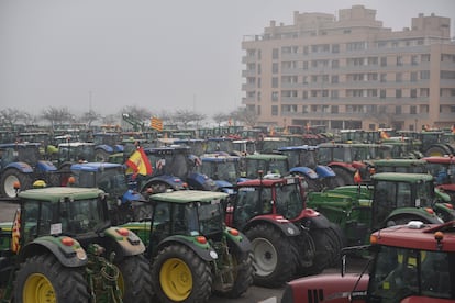 Los tractores de los agricultores se concentran en carreteras que pasan por Huesca (Aragón).