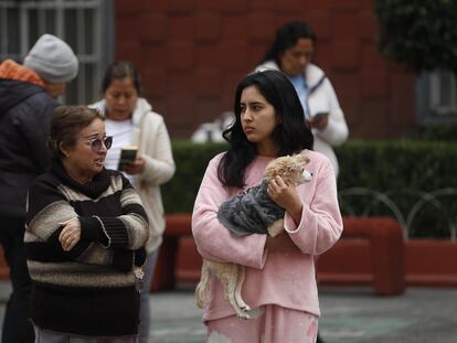 Un grupo de personas permanecen afuera de sus hogares tras un sismo en Ciudad de México, en una imagen de archivo.