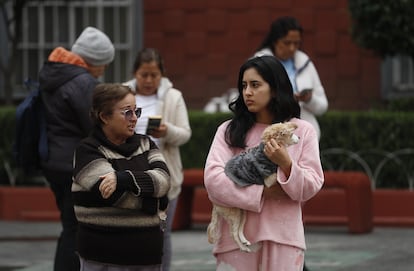 Un grupo de personas permanecen afuera de sus hogares tras un sismo en Ciudad de México, en una imagen de archivo.