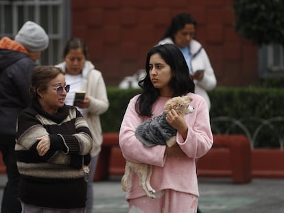 Un grupo de personas permanecen afuera de sus hogares tras un sismo en Ciudad de México, en una imagen de archivo.