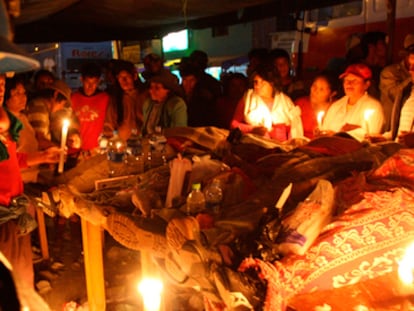 Varios manifestantes velan los cuerpos de varios muertos en choques entre mineros y policías en la Panamericana Sur