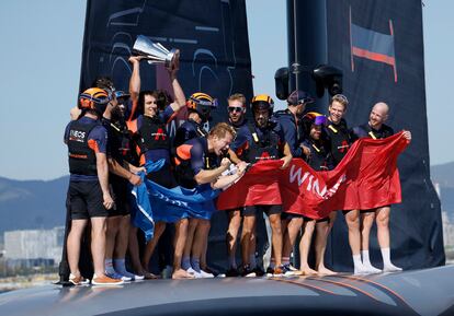 Los miembros del equipo Ineos Britannia celebran el triunfo en la Louis Vuitton Cup que da acceso a la final de la Copa del América.