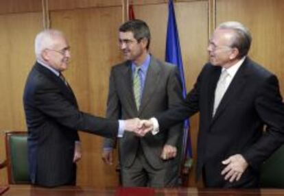 El presidente de la AEB, Miguel Mart&iacute;n, estrecha la mano del presidente de la CECA y CaixaBank, Isidro Fain&eacute;, ante el secretario de Estado de Econom&iacute;a, Fernando Jim&eacute;nez Latorre.