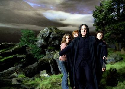 En la imagen, Alan Rickman, como Severus Snape, junto a Emma Watson, Rupert Grint y Daniel Radcliffe en un fotograma de 'Harry Potter y el Prisionero de Azkaban', dirigida por Alfonso Cuarón.