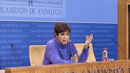 La parlamentaria andaluza Teresa Rodríguez, en rueda de prensa en el Parlamento.