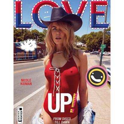 La actriz australiana Nicole Kidman, recientemente nominada por su papel en 'Big Little Lies', irradia sensualidad en la nueva portada de la revista 'Love', donde aparece vestida con un bañador rojo con lazada blanca y un sombrero de 'cow boy'.