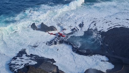 Labores de rescate del cuerpo de una mujer fallecida en unas piscinas naturales en la isla canaria de El Hierro, el sábado.