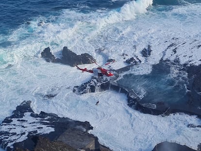 Labores de rescate del cuerpo de una mujer fallecida en unas piscinas naturales en la isla canaria de El Hierro, el sábado.