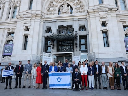 El alcalde de Madrid, José Luis Martínez-Almeida, este martes junto al resto de los partidos menos Más Madrid, durante un minuto de silencio por los atentados en Israel