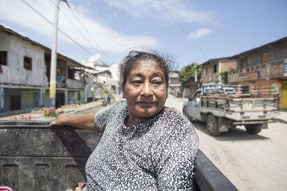 Floresce Álvarez, 56 anos. “Minha casa se partiu pela metade, e desde então estou com o corpo tremendo”, diz esta mulher que mora de frente para a praia. Ela, seu marido e outras 100 pessoas estão em um albergue improvisado, no caminho entre Pedernales e La Chocherra, de onde se negam a voltar para suas casas.