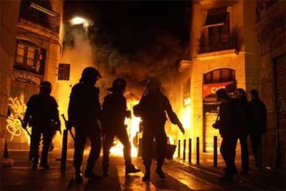 Varios policías antidisturbios, en la noche del viernes al sábado en Barcelona.