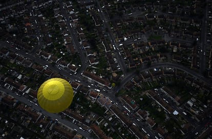 Un globo sobrevuela la ciudad de Bristol durante la Fiesta Internacional del Globo que se celebra en la ciudad inglesa.