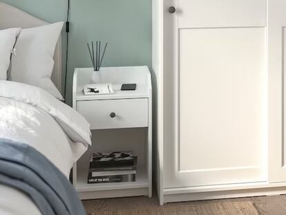 Un ejemplo de cómo queda la mesita de noche HAUGA en el dormitorio. IKEA.