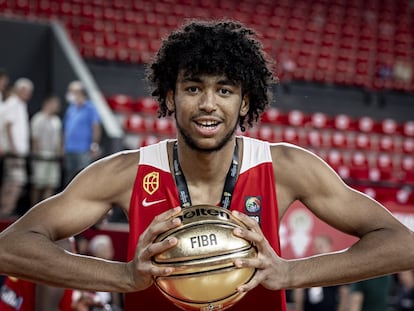 Izan Almansa con el trofeo al MVP del Eurobasket sub-18 el pasado domingo.