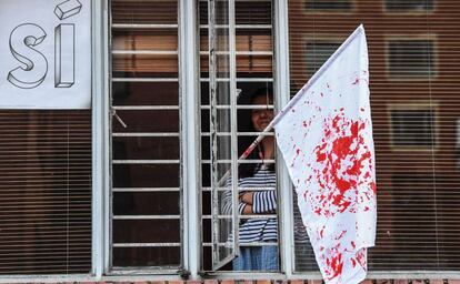 Bandeira branca manchada de sangue após o resultado do plebiscito.