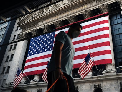 Homem passa diante do prédio da Bolsa de Valores de Nova York, durante as cerimônias que relembram os ataques do dia 11 de setembro de 2001.