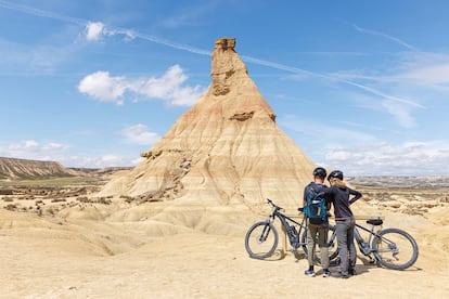 Dos ciclistas frente al cabezo de Castildetierra, en el parque natural de Bardenas Reales.