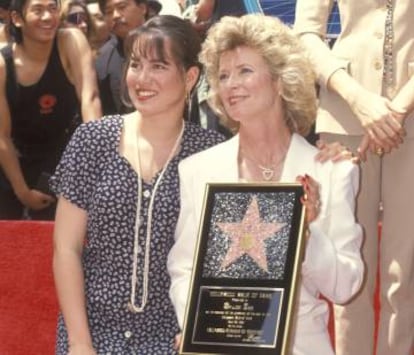 Shannon Lee y Linda Caldwell, hija y mujer de Bruce Lee, durante la entrega de la estrella dedicada al actor en el Paseo de la Fama de Hollywood. Fue en 1993.