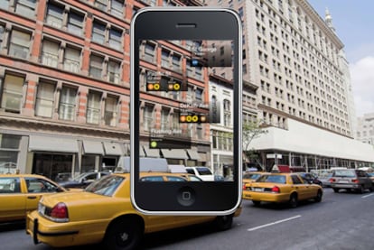 Una aplicación de realidad aumentada muestra al usuario la distancia a las estaciones de metro de Nueva York más cercanas.