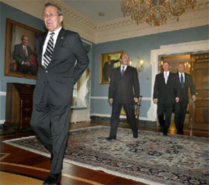 De izquierda a derecha, Rumsfeld y los ministros rusos de Exteriores y Defensa, seguidos de Powell, ayer en Washington.