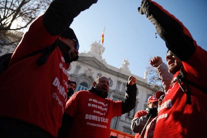 Concentración de trabajadores de Coca-Cola frente al Tribunal Supremo