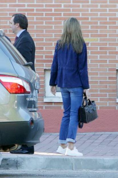 Doña Letizia, vestida de sport, este lunes en el colegio de sus hijas.