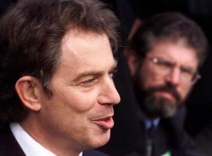 Tony Blair y Gerry Adams, en una de sus reuniones negociadoras, en abril de 1999.