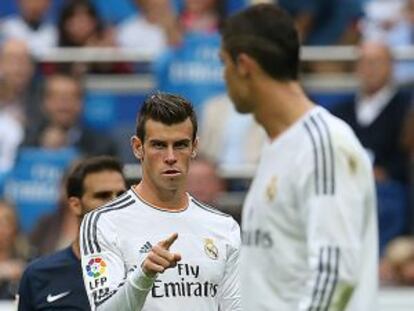 Bale hace un gesto a Cristiano Ronaldo en el Madrid-Málaga.