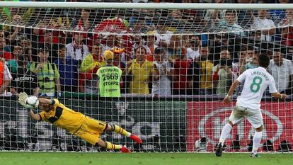 Casillas detiene un penalti a Joao Moutinho.