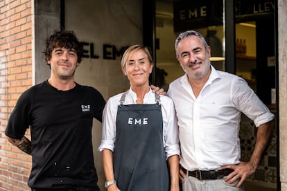 Borja, Esther y Óscar Morales, los tres hermanos al frente del bar Eme, en Bilbao.