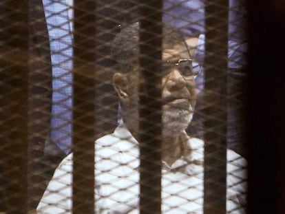 El expresidente Mohammed Morsi en un juicio en 2015 en El Cairo.