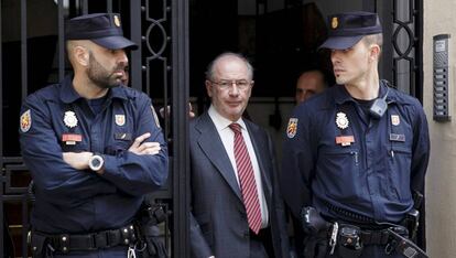 Rodrigo Rato saliendo de su oficina en Madrid.