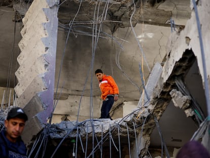 Dos palestinos en medio de los escombros de un edificio bombardeado en Rafah, el 25 de marzo.