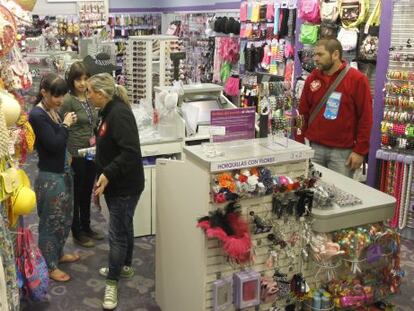 Una miembro de un piquete informativo habla con las dependientas de un comercio en Santiago.