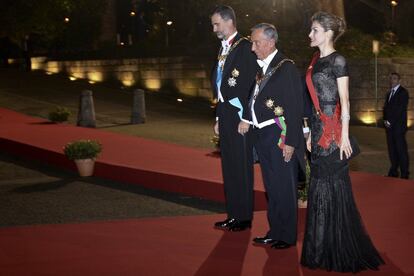 Letizia, como en muchas cenas de gala, optó por el negro y por el pelo recogido.