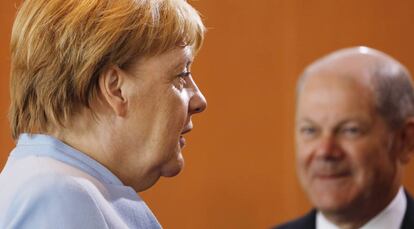 La canciller alemana Angela Merkel y el ministro de finanzas Olaf Scholz.